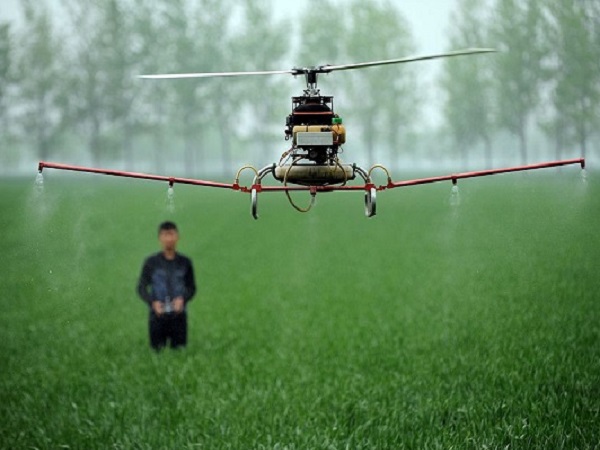 Dân Trung Quốc chuộng thiết bị bay không người lái phun thuốc trừ sâu.
